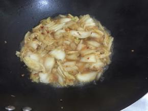 11. 让其煮至软，白菜要煮软吃起来才会更甜
