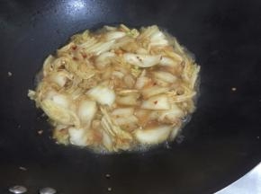 11. 让其煮至软，白菜要煮软吃起来才会更甜