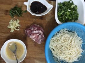 1. 所有材料准备好，猪肉切丝，葱和香菜切丁，罗勒切碎，蒜头切末备用