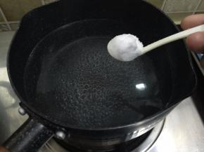 2. 锅里坐水烧开加入适量的盐