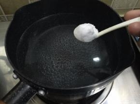 2. 锅里坐水烧开加入适量的盐