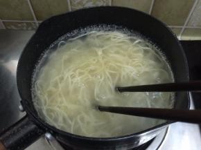 4.把面放进锅里烫煮两分钟，我的面比较细所以两分钟就刚刚好，如果面比较粗的话用大火煮，锅开两次，点两次水就好