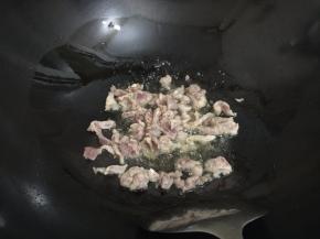 6. 锅里注油，稍微加热就把猪肉丝放进锅里炒