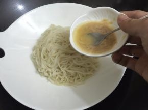 5.加入芝麻花生酱，把面拌一拌均匀（芝麻花生酱我是自己做的，如果没有的话用花生酱也是可以的）