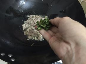 8. 加罗勒煸炒一会