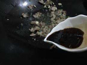 9. 加入生抽和蚝油