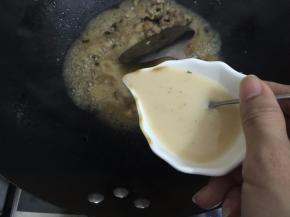 12. 加入少许的淀粉水勾芡