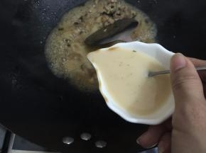 12. 加入少许的淀粉水勾芡