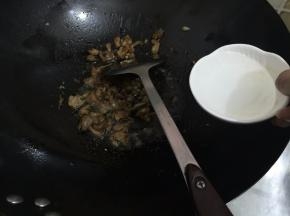 11. 加入适量的水烧开