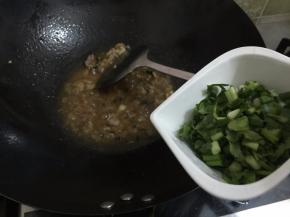 13. 加入葱和香菜炒均匀即可