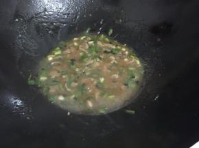 14. 煮开之后把肉淋在面上就可以了