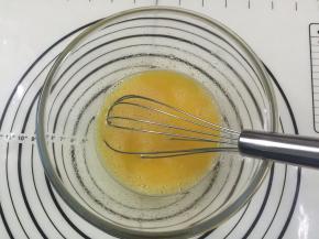 用手动打蛋器把所有材料混合均匀