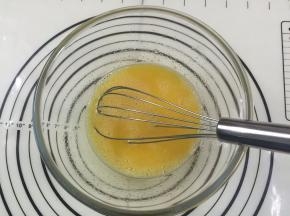 用手动打蛋器把所有材料混合均匀