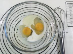 除了面粉和泡打粉之外，所有的材料都投在料理碗中