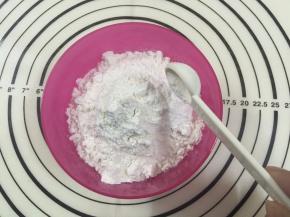 把泡打粉加到低筋面粉中