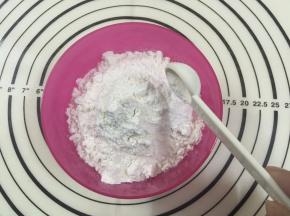 把泡打粉加到低筋面粉中