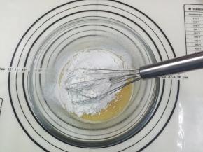 把粉类过筛到面糊中，搅拌均匀