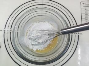 把粉类过筛到面糊中，搅拌均匀