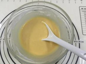 静置好的面糊用大勺子再重新搅拌一下