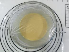 搅拌至面糊无干粉，盖上保鲜膜，静置半小时