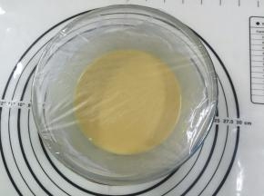 搅拌至面糊无干粉，盖上保鲜膜，静置半小时