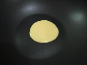 这个时候开火，转至小火慢慢加热，我用的是电磁炉用最小档就好