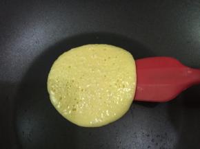 （蜂蜜的加入令饼皮上色快，所以火要小而均匀），一两分钟左右，观察面糊，会发现面糊开始慢慢膨胀（小幅度），并且出现密集的小气泡