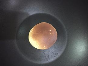 随着加热，气泡会慢慢涨大并且破掉，这个时候表示饼皮差不多熟，可以翻面了，我用的不粘锅上色有那么一点点的不均匀，翻面后小煎一下就可以铲出，移至晾网