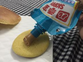 把花生酱挤在铜锣烧上就可以了