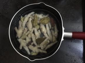 5. 煮开后把鸡爪捞出泡冷水
