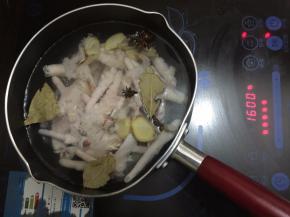 3. 将材料1中所有食材全部，冷水下锅