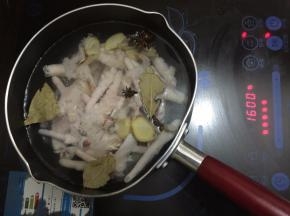 3. 将材料1中所有食材全部，冷水下锅