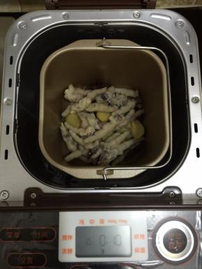 6. 把泡完冷水的鸡爪投进面包机