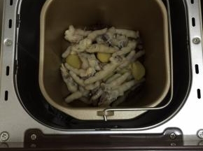6. 把泡完冷水的鸡爪投进面包机