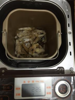 10. 启动揉面程序搅拌5—8分钟，搅拌的过程不能太久