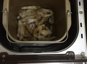 10. 启动揉面程序搅拌5—8分钟，搅拌的过程不能太久