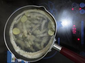 4. 冷水下锅为的是把血水慢慢逼出，水开煮8分钟