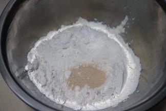 中筋面粉、酵母、白糖入盆中；加一小勺白糖可以为酵母提供良好的环境，利于发酵