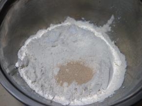 中筋面粉、酵母、白糖入盆中；加一小勺白糖可以为酵母提供良好的环境，利于发酵