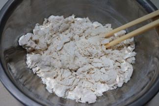 先用筷子搅拌成絮状，顺便把盆内侧的面糊也刮下来，做到盆光