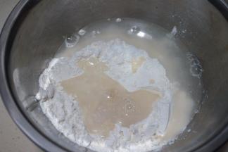 自来水中放出来的水倒入盆中，现在是夏天，水温没有要求，温水凉水都成；如果是冬天，用40度以下的温水最好