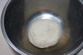 再用手揉成比较光滑的面团，蒙上保鲜膜，放在温暖处进行基础发酵