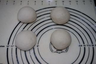 将面团取出放在揉面垫或者案板上，撒少许面粉，分成均匀的四等份，揉揉，静置5分钟