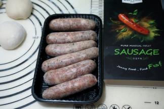 将冰箱冷冻保存的罗勒味香肠取出解冻，我这拿得有些晚了，最好能在面团揉之前取出，这样能使里面的寒气充分释放出来