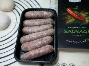 将冰箱冷冻保存的罗勒味香肠取出解冻，我这拿得有些晚了，最好能在面团揉之前取出，这样能使里面的寒气充分释放出来