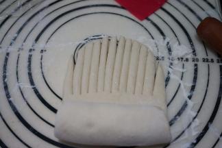 由下向上卷起，在齿状处再抹一点点凉水，利于粘合