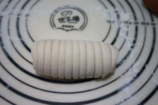 卷好的香肠卷封口朝下压住