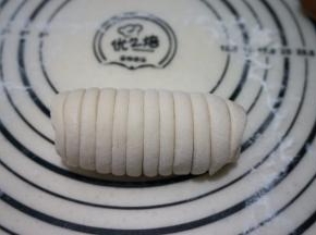 卷好的香肠卷封口朝下压住