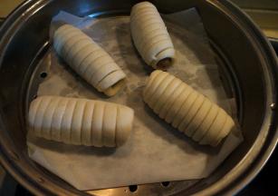 码放在铺了油纸或者屉布的蒸锅内，盖盖子二次发酵15分钟，夏天温度高，二发时间短；冬天天冷，时间要长一些，看面团比先前略有增大并且圆润些，就可以了