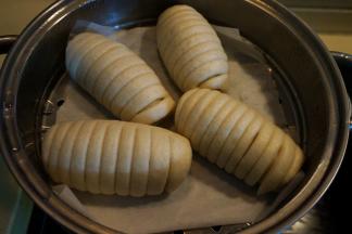 冷水上锅，因为香肠太凉，所以开锅后蒸20分钟；如果香气没有冻着，可以上汽后15分钟即可。关火后焖5分钟，防止骤冷而导致花卷表面收缩